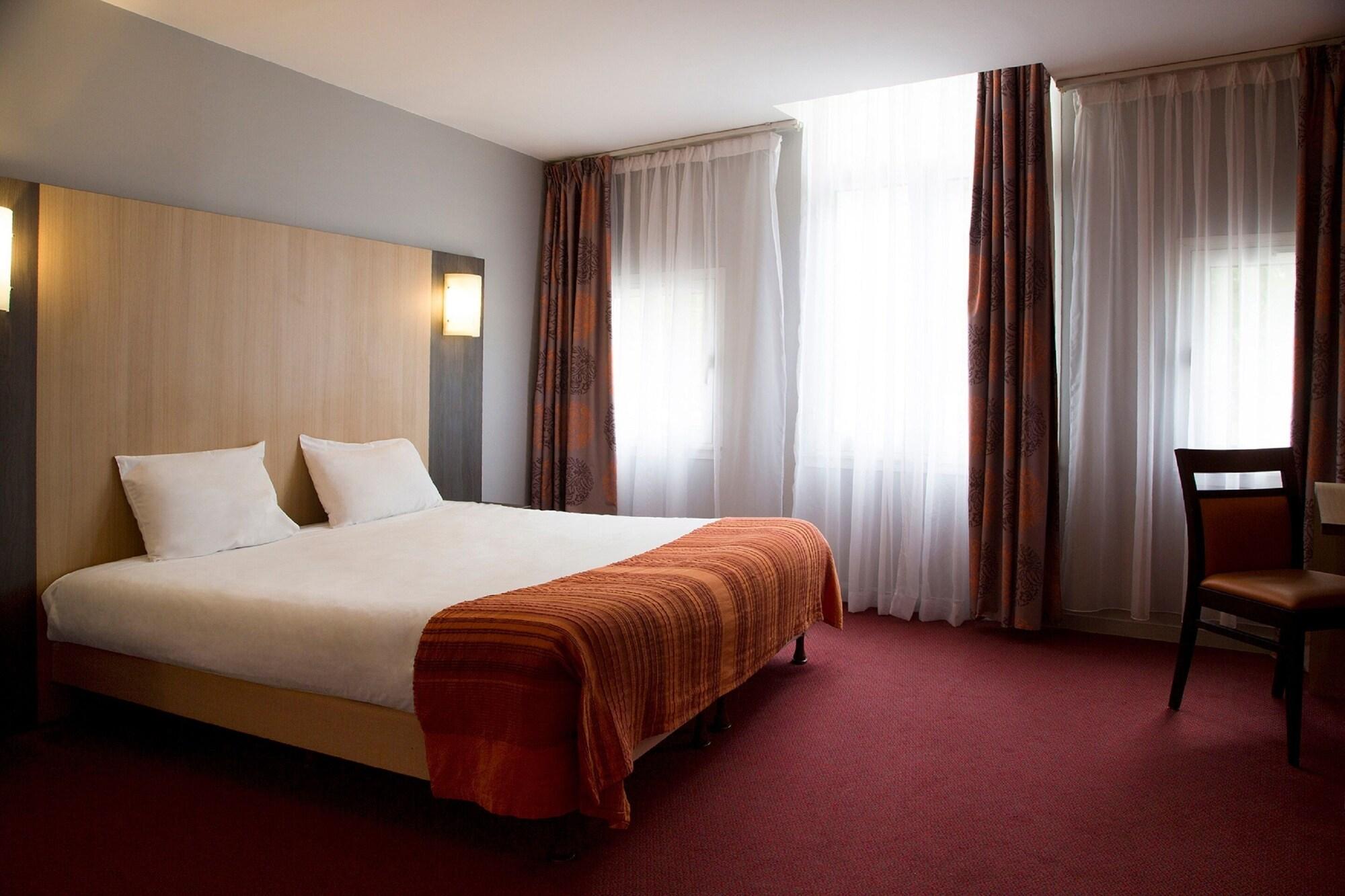 Brit Hotel Le Lion D'Or 시농 외부 사진