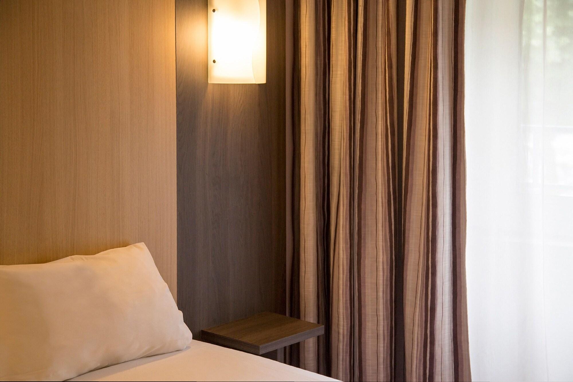 Brit Hotel Le Lion D'Or 시농 외부 사진