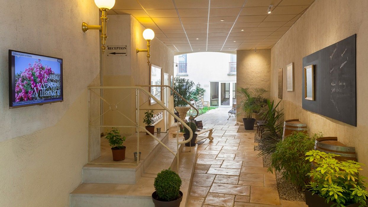 Brit Hotel Le Lion D'Or 시농 외부 사진
