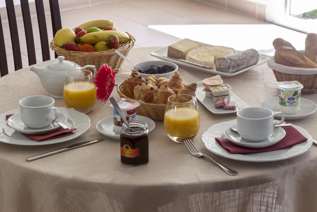 Brit Hotel Le Lion D'Or 시농 외부 사진